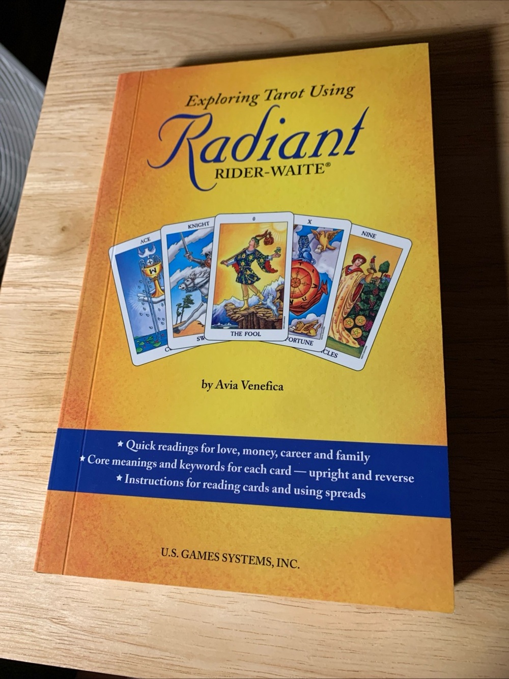 Exploring Tarot Using Radiant Rider-Waite Tarot by Avia Venefica (2015, Trade...